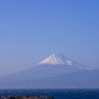 ４時過ぎ、伊豆の北側に入る。さっそく富士山が見えてくる。後は日没に備えて例のスポットで待機するだけだ。